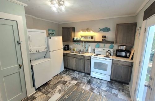 Mount Airy Apartment | Charming Over-Garage Apartment Near Downtown Mayberry