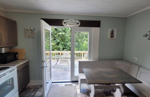 Mount Airy Apartment | Charming Over-Garage Apartment Near Downtown Mayberry