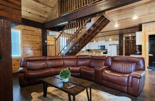 Elgin Cabin | Inviting Cabin with Spa, Breakfast & Family-Friendly Services
