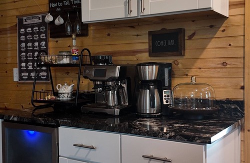 Elgin Cabin | Inviting Cabin with Spa, Breakfast & Family-Friendly Services