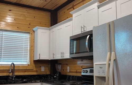 Elgin Cabin | Inviting Cabin with Spa, Breakfast & Family-Friendly Services
