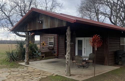 Idabel Cabin | Inviting Cabin with Fire Pit, Near Town & 20 Min to Hochatown