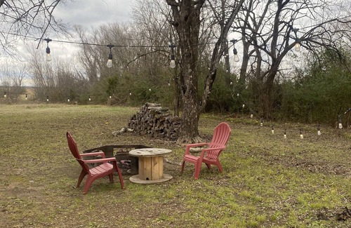 Idabel Cabin | Inviting Cabin with Fire Pit, Near Town & 20 Min to Hochatown