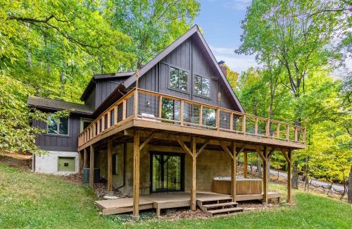 Berkeley Springs House | Relaxing Chalet Cabin with Hot Tub & Private Lake Access