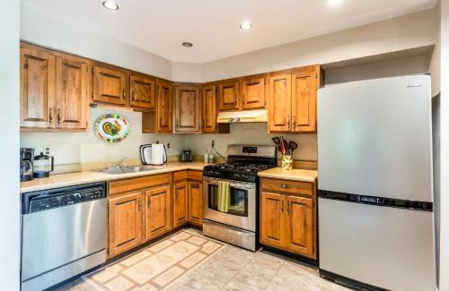 Berkeley Springs House | Relaxing Chalet Cabin with Hot Tub & Private Lake Access