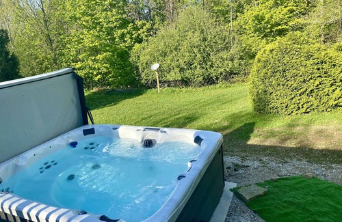 Clearview Cabin | Charming Cabin Retreat with Hot Tub & Family-Friendly Perks