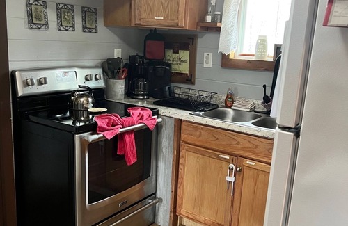 Hays Cabin | Ultimate Retreat: Hot Tub, Hiking & Golf Near Stone Mountain