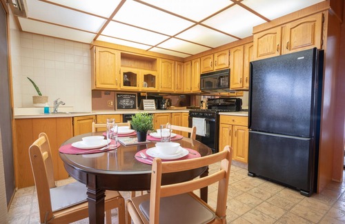 Mayfield House | Cozy Cabin w/Sauna in the City, WEM 8 mins, Downtown 10 mins, Free WIFI