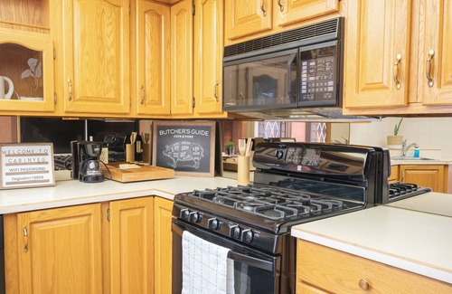 Mayfield House | Cozy Cabin w/Sauna in the City, WEM 8 mins, Downtown 10 mins, Free WIFI