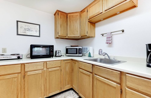 Carbondale Cabin | Relaxing Riverfront Cabin with Hot Springs & Nature Views