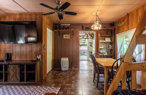Bath Cabin | Inviting Cabin with RV Hookup and Family-Friendly Amenities