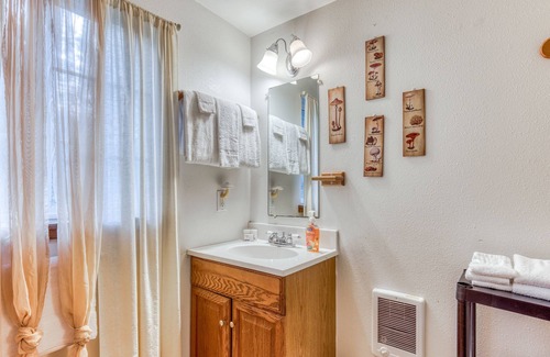 Cascade Locks House | Pet-Friendly Cabin with Easy Access to Beautiful Wilderness