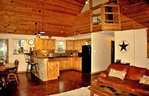 Jonestown House | Charming Cabin with Fireplace & Lake Travis Views – Guest Rated 9.8