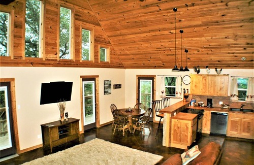 Jonestown House | Charming Cabin with Fireplace & Lake Travis Views – Guest Rated 9.8