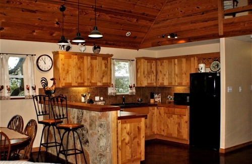 Jonestown House | Charming Cabin with Fireplace & Lake Travis Views – Guest Rated 9.8