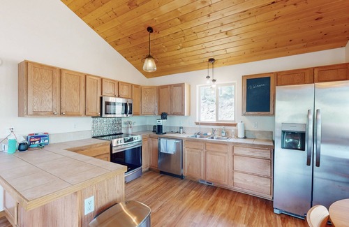 Indian Mountain Cabin | Cozy cabin with full kitchen, large deck, W/D & private hot tub