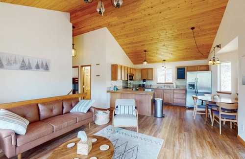 Indian Mountain Cabin | Cozy cabin with full kitchen, large deck, W/D & private hot tub