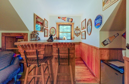 Sky Valley Cabin | Inviting Cabin with Hot Tub & Lake Access for Your Retreat