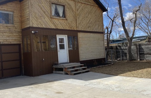 Green River Cabin | Inviting Cabin Retreat with Hot Tub by the River