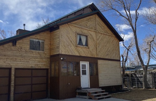 Green River Cabin | Inviting Cabin Retreat with Hot Tub by the River