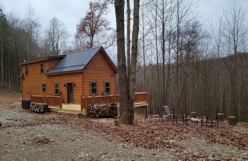 Rockbridge Cabin | Inviting Cabin with Hot Tub & Fire Pit in Hocking Hills