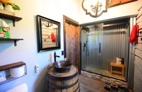 Hinckley House | Charming Cloverdale Cabin: Pet & Child Friendly Retreat
