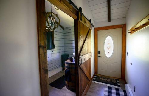 Hinckley House | Charming Cloverdale Cabin: Pet & Child Friendly Retreat