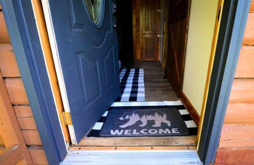 Hinckley House | Charming Cloverdale Cabin: Pet & Child Friendly Retreat