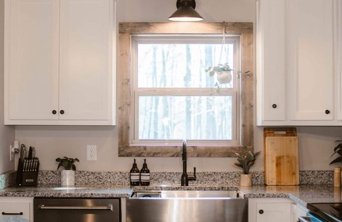 Murphy Cabin | Unforgettable Summer Adventure with Fire Pit & Hot Tub
