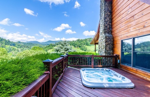 Vilas Cabin | Charming Cabin with Serene Views and Spa Amenities