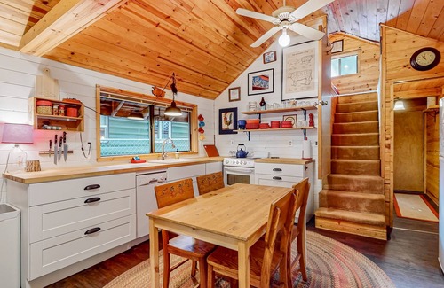 Zigzag Cabin | Inviting Cabin with Hot Tub & Grill Near River and Mountains