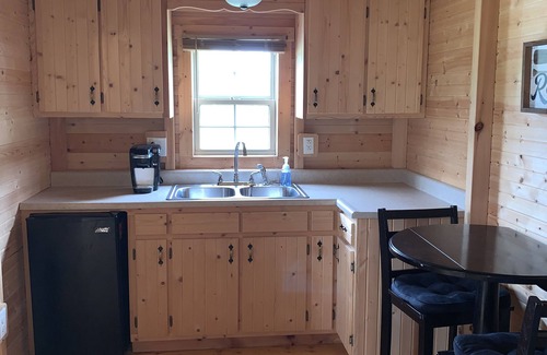 Albany House | Relaxing Cabin Retreat with Private Yard Near Dale Hollow Lake