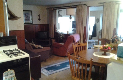 Sturgeon Lake Cabin | Serene Cabin Retreat with Lake View & Breakfast Included