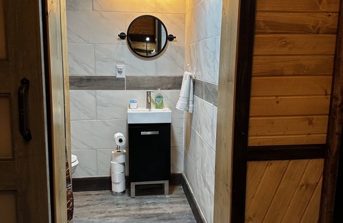 Alexander Cabin | Quaint Cabins with Lake Views at Horseshoe Lake