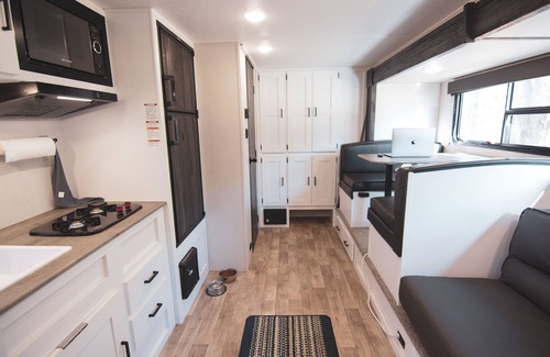 Midtown House | Unique Midtown Houston Camper with Kitchen and Tesla Rental