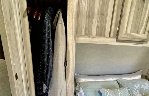 Penrose House | Cozy camper w/ mtn views 1hr from ski resorts !