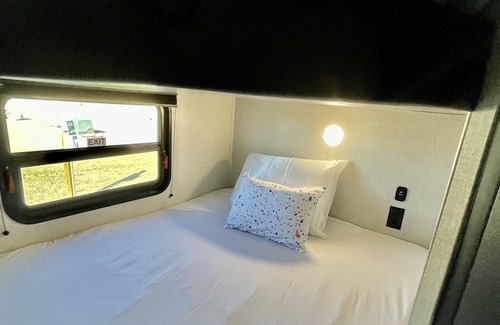 Penrose House | Cozy camper w/ mtn views 1hr from ski resorts !