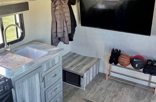 Penrose House | Cozy camper w/ mtn views 1hr from ski resorts !