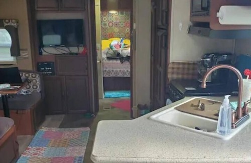 East Jordan House | Inviting Camping Retreat with Breakfast & Family Amenities