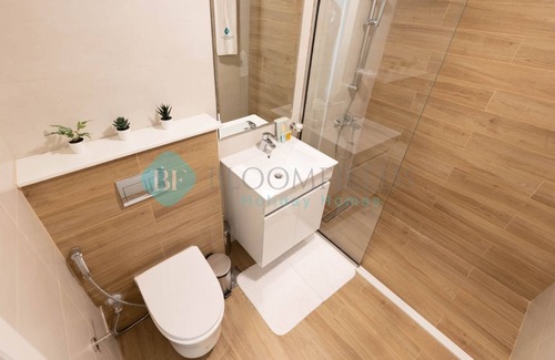 Al Raha Beach Apartment | Charming Canal View Apartment with Pool and Breakfast