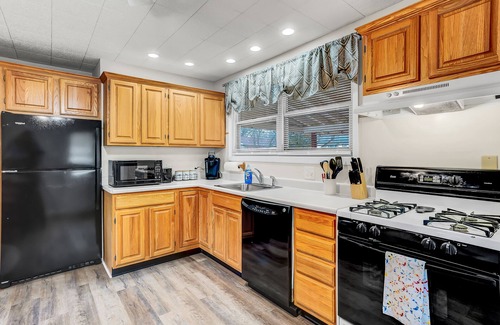 Middletown Cottage | Welcoming Cape Cod Retreat Near Hershey Entertainment
