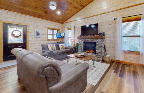 Sevierville House | Unwind at Cozy Cardinal: Family-Friendly with Hot Tub