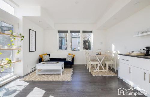 Sunnyside House | Cozy Carriage House W King Bed & Shared Patio