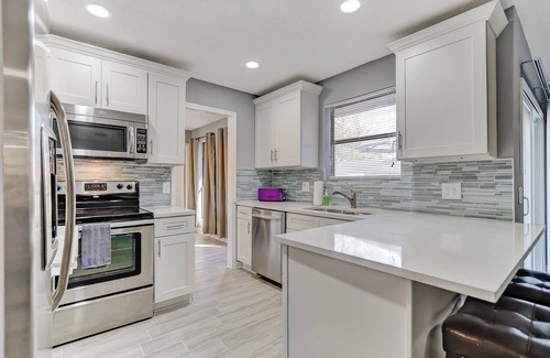Westside House | Inviting Casa: Cozy 4Bd Home with Spa and Breakfast