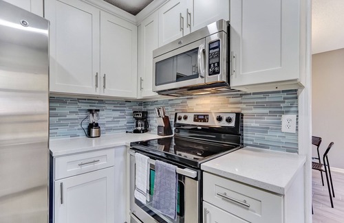 Westside House | Inviting Casa: Cozy 4Bd Home with Spa and Breakfast