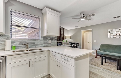 Westside House | Inviting Casa: Cozy 4Bd Home with Spa and Breakfast