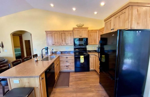 Cascade Ski Chalet | Cozy Cascade Cabin: Pet-Friendly Retreat Near the Lake