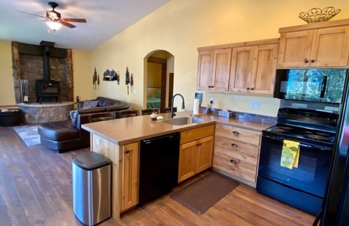 Cascade Ski Chalet | Cozy Cascade Cabin: Pet-Friendly Retreat Near the Lake