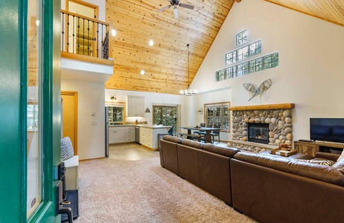 Rhododendron Cabin | Cozy Cascade Cabin with Hot Tub & Ocean View Awaits You
