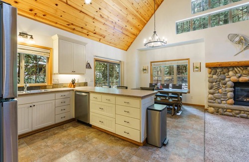 Rhododendron Cabin | Cozy Cascade Cabin with Hot Tub & Ocean View Awaits You